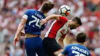 Pemain Chelsea, Gary Cahill berebut bola dengan pemain Southampton, Shane Long pada laga semifinal Piala FA di Stadion Wembley, London, Minggu (22/4). Chelsea lolos final Piala FA setelah menang 2-0 atas Southampton. (AP/Frank Augstein)