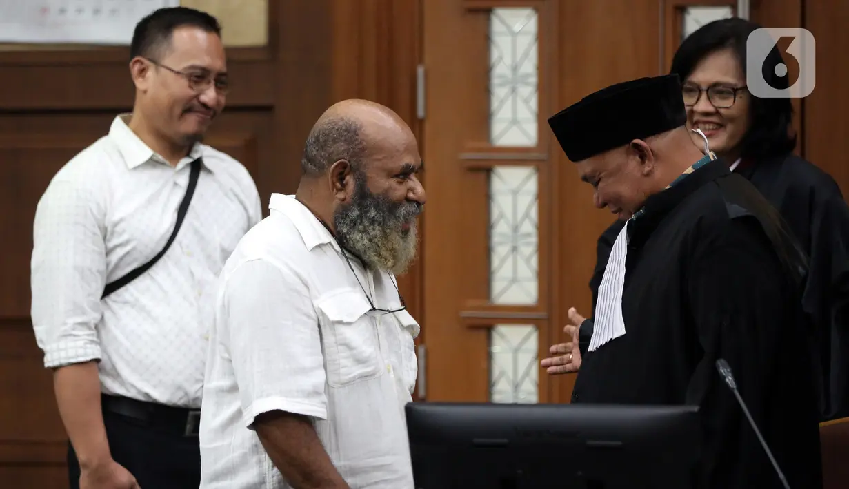 Awalnya, hakim ingin mengetahui adanya transfer Rp 1 miliar ke Lukas Enembe. Saksi Imelda membenarkan adanya transfer Rp 1 miliar kepada Lukas Enembe. (Liputan6.com/Johan Tallo)