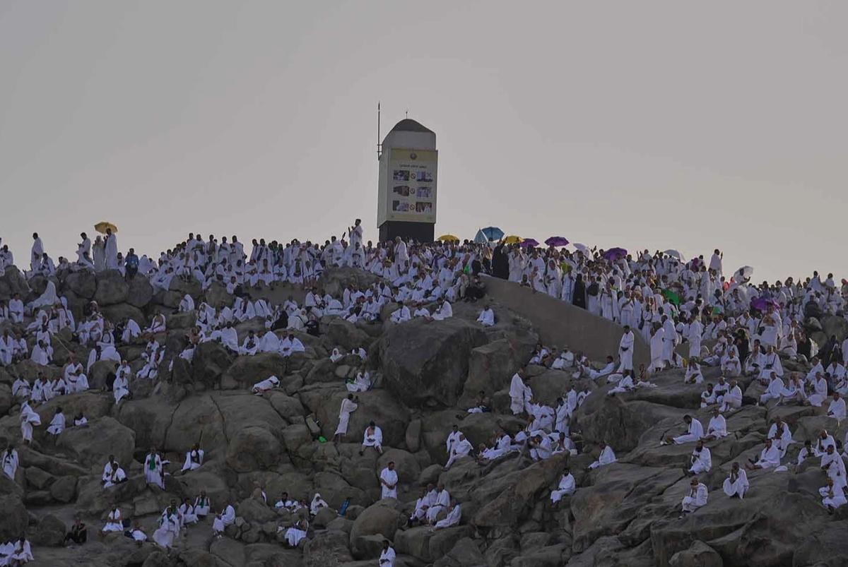 FOTO: Khusyuk Jemaah Haji Berdoa di Jabal Rahmah