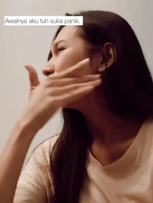 Indah Permatasari bersama buah hati. [Instagram/indahpermatas]