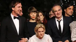 Aktris Kristen Stewart bertingkah konyol saat tiba untuk melihat pemutaran film "Personal Shopper" di Festival Film Cannes ke-69 di Cannes, Prancis, 17 Mei 2016. (AFP Photo/Valery Hache) 