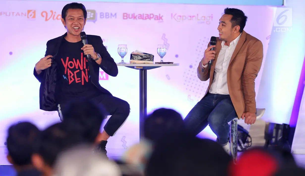 Creativepreneur  yang juga aktor Bayu Skak (kiri) menjadi pembicara dalam Emtek Goes To Campus (EGTC) 2018 di Universitas Muhammadiyah Malang (UMM), Rabu (26/9). Bayu menceritakan perjalanan hidupnya sebelum menjadi aktor sukses. (Liputan6.com/JohanTallo)
