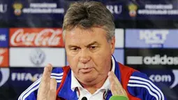 Pelatih Rusia, Guus Hiddink di sesi konferensi pers di Moskow, 9 Oktober 2009, jelang laga kuafilikasi PD 2010 melawan Jerman.AFP PHOTO / NATALIA KOLESNIKOVA 