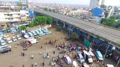 Walau terpasang garis polisi, warga tetap antusias melihat suasana TKP ledakan bom Kampung Melayu.