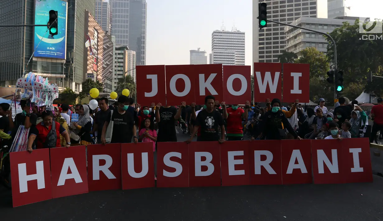 Koalisi masyarakat sipil membawa spanduk dalam menggelar aksi saat kegiatan Car Free Day di Jalan MH Thamrin, Jakarta, Minggu (1/9/2019). Mereka meminta agar Joko Widodo (Jokowi) berani mencoret calon pimpinan (Capim) KPK yang diduga bermasalah. (Liputan6.com/Johan Tallo)