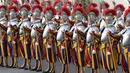 Garda Swiss atau Pasukan pengawal Paus berbaris di halaman St. Damaso pada upacara pelantikan di Vatikan, Kamis (6/5/2021). Anggota baru dilantik setiap tahun pada 6 Mei sebagai peringatan dimana 147 tentara Swiss tewas saat membela Paus dalam peristiwa jatuhnya Roma pada 1527. (AP/Andrew Medichini