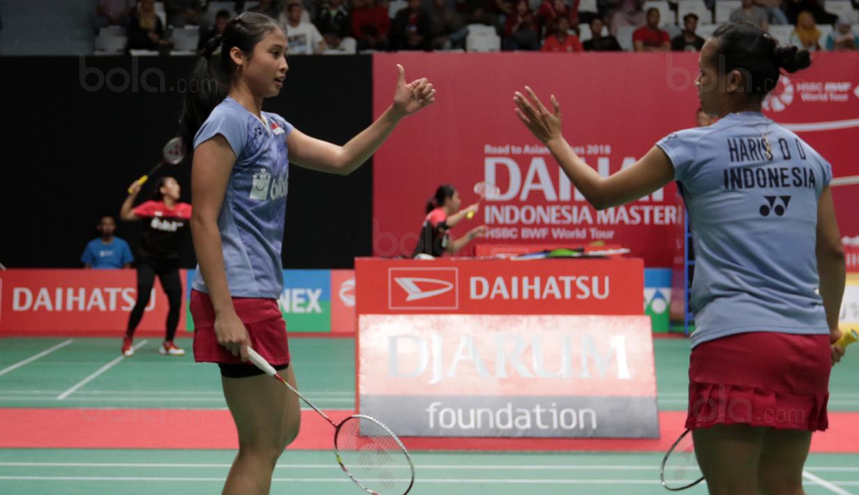 Pasangan Ganda Putri Indonesia, Della Haris (kanan)  dan Rizki Amelia merayakan keberhasilan mencetak poin saat melawan pasangan China, Chen Qingchen dan Jia Yifan pada babak kedua Daihatsu Indonesia Master 2018