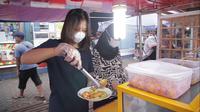 Qorry Natawijaya dan Meitry Nur Fazrina sedang menyiapkan lontong sayur untuk disajikan ke pelanggan. (Foto: Liputan6.com).