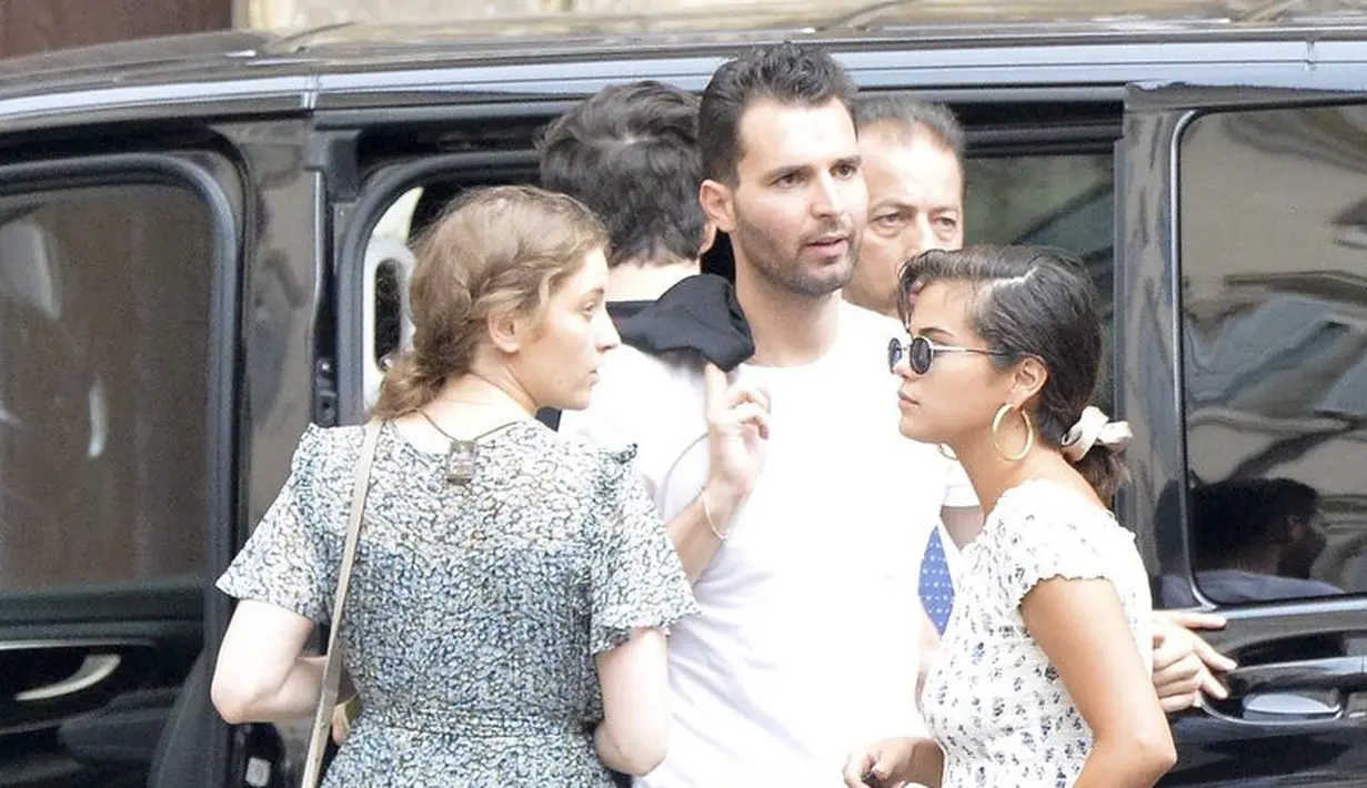 Justin Bieber dan Hailey Baldwin mungin menjadikan New York City sebagai saksi bisu momen kemesraan mereka. Namun Selena Gomez memilih Roma, Italia. (Twitter/SelenaHQMedia)