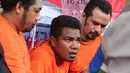 Pelaku pembunuhan di Diskotek Bandara, Kebon Jeruk dihadirkan saat konferensi pers di Polres Metro Jakarta Barat, Selasa (20/11). Polisi masih mengejar 12 pelaku lainnya diduga terlibat pengeroyokan yang menewaskan dua pengunjung (Merdeka.com/Imam Buhori)