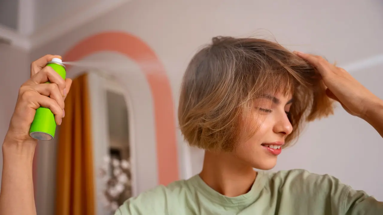 Kenali Fungsi dan Tips Pemakaian Hair Mist untuk Rambut Kering agar Tetap Harum dan Berkilau