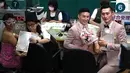 Pasangan sesama jenis Shane Lin dan Marc Yuan serta Cynical Chick dan Li Ying-Chien berpose di kantor pemerintahan Taipei, Taiwan, Jumat (24/5/2019). Ratusan pasangan sesama jenis di Taiwan bergegas ke kantor pemerintahan pada hari pertama pelegalan pernikahan sesama jenis. (Sam YEH/AFP)