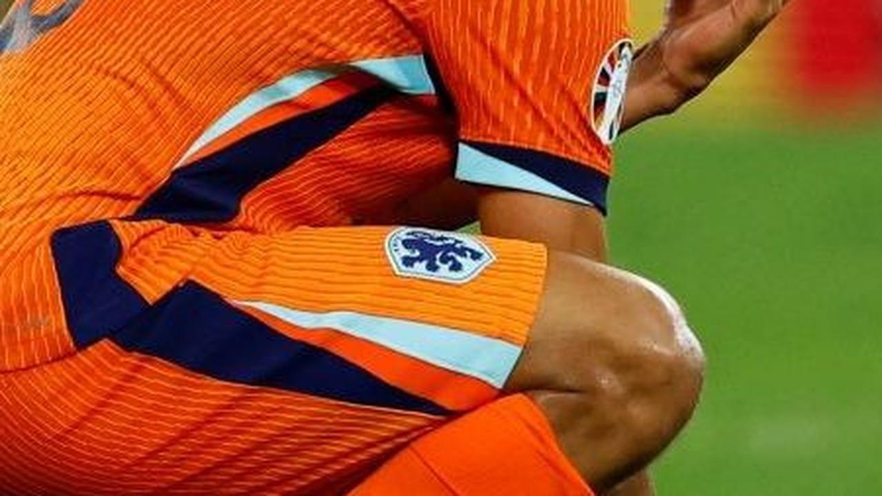 Nathan Ake yang tampak menangis. Foto: REUTERS / Piroschka Van De Wouw