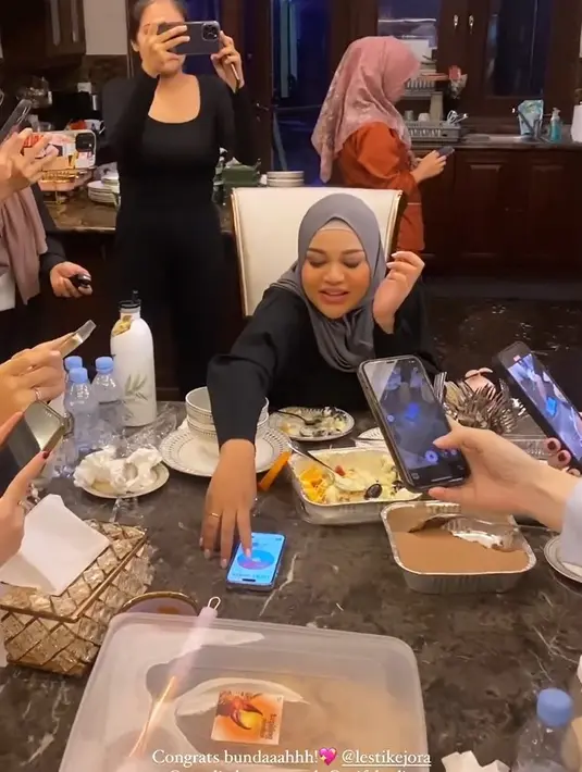 Momen yang ditunggu-tunggu, Mama Nur atau Aurel Hermansyah memutar arisan. Dan yang beruntung pada arisan ketiga kali ini adalah Lesti Kejora. [instagram/aurelie.hermansyah/kesharatuliu05]