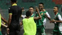 Para pemain PS TNI U-21 merayakan gol ke gawang Persib Bandung U-21 di Stadion Pakansari, Bogor, Minggu (21/8/2016). PS TNI U-21 menang 2-1. (Bola.com/Nicklas Hanoatubun)