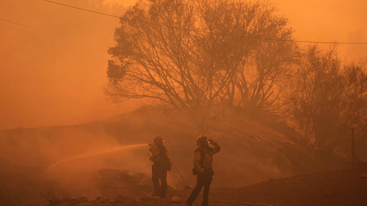 FOTO: Kebakaran Hutan Mengerikan di Utara Los Angeles,  Ribuan Warga Dievakuasi
