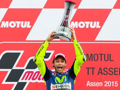 Valentino Rossi menjuarai balap MotoGP Belanda 2015 yang berlangsung di Sirkuit Assen, Sabtu (27/6) malam WIB. (AP Photo/Vincent Jannink)