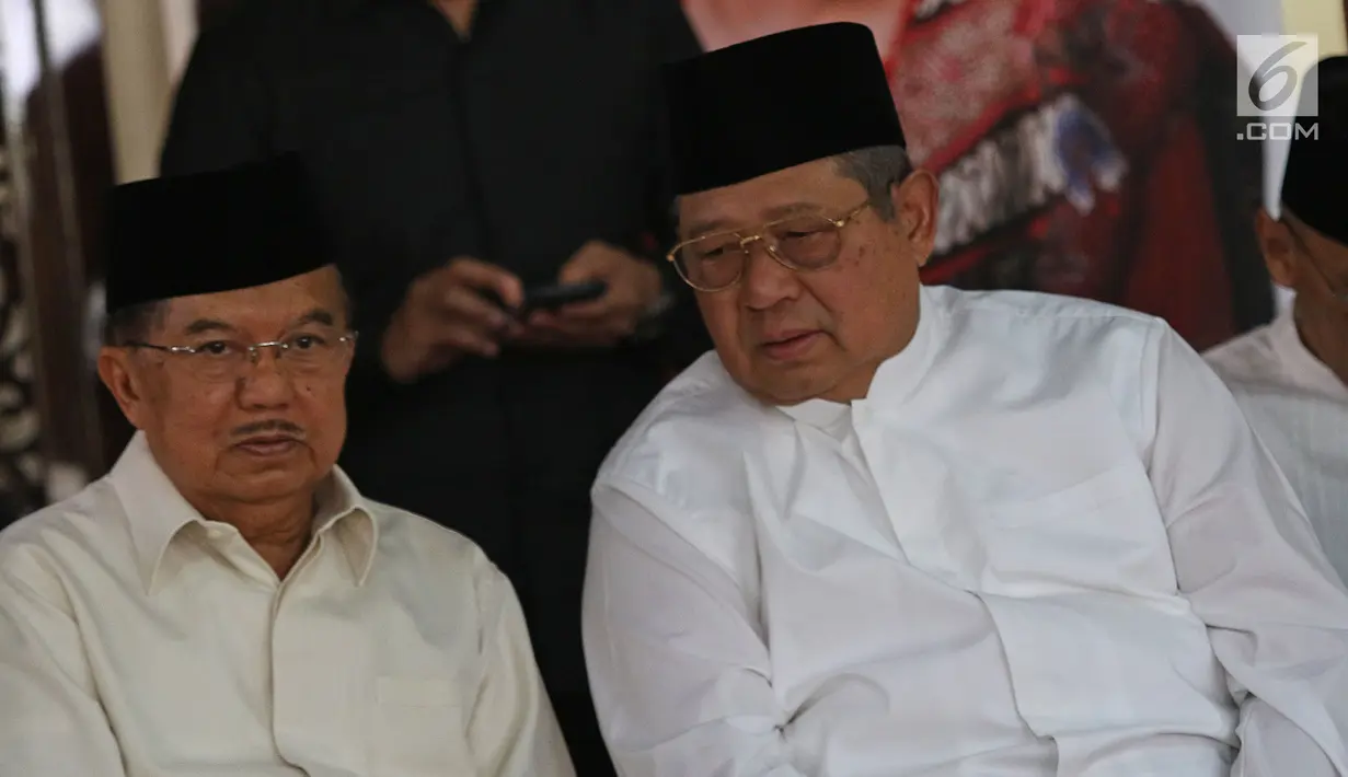 Wakil Presiden Jusuf Kalla berbincang dengan Presiden ke-6 Susilo Bambang Yudhoyono (SBY) saat melayat almarhumah Siti Habibah di Puri Cikeas, Bogor, Jawa Barat, Sabtu (31/8/2019). Seperti diketahui, ibunda SBY meninggal pada usia 87 tahun di RS Mitra Keluarga Cibubur. (Liputan6.com/Herman Zakharia)