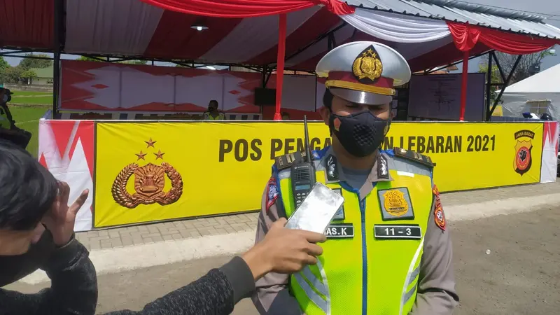 Kepala Unit Registrasi dan Identifikasi Kendaraan Kepolisian Resort Polres Garut Iptu Trias Karso Yuliantoro, tengah memberikan penjelasan kepada awak media ihwal perkembangan penyekatan di pos Kadungora dan Limbangan, Garut, Jawa Barat.