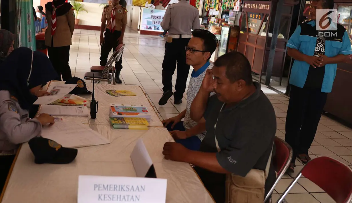Sopir bus menjalani pemeriksaan kesehatan di Terminal Kampung Rambutan, Jakarta, Jumat (8/6). Pemeriksaan bertujuan memastikan kondisi kesehatan sopir agar tetap baik dalam mengoperasikan kendaraan yang mengangkut pemudik. (Liputan6.com/Immanuel Antonius)