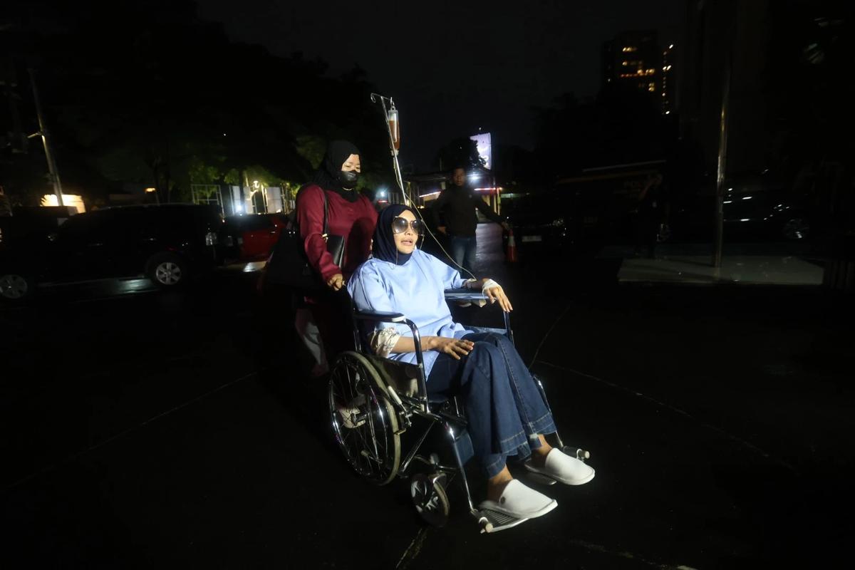 FOTO:  Berkursi Roda, Dokter Detektif Penuhi Panggilan Polres Jakarta Selatan