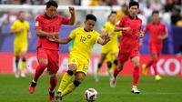 Son Heung Min dan kawan-kawan tampak kesulitan untuk menembus rapatnya lini belakang Harimau Malaya. Korea Selatan baru bisa mencetak gol lewat Jeong Woo Yeong pada menit ke-21. Babak pertama berakhir 1-0. (AP Photo/Thanassis Stavrakis)
