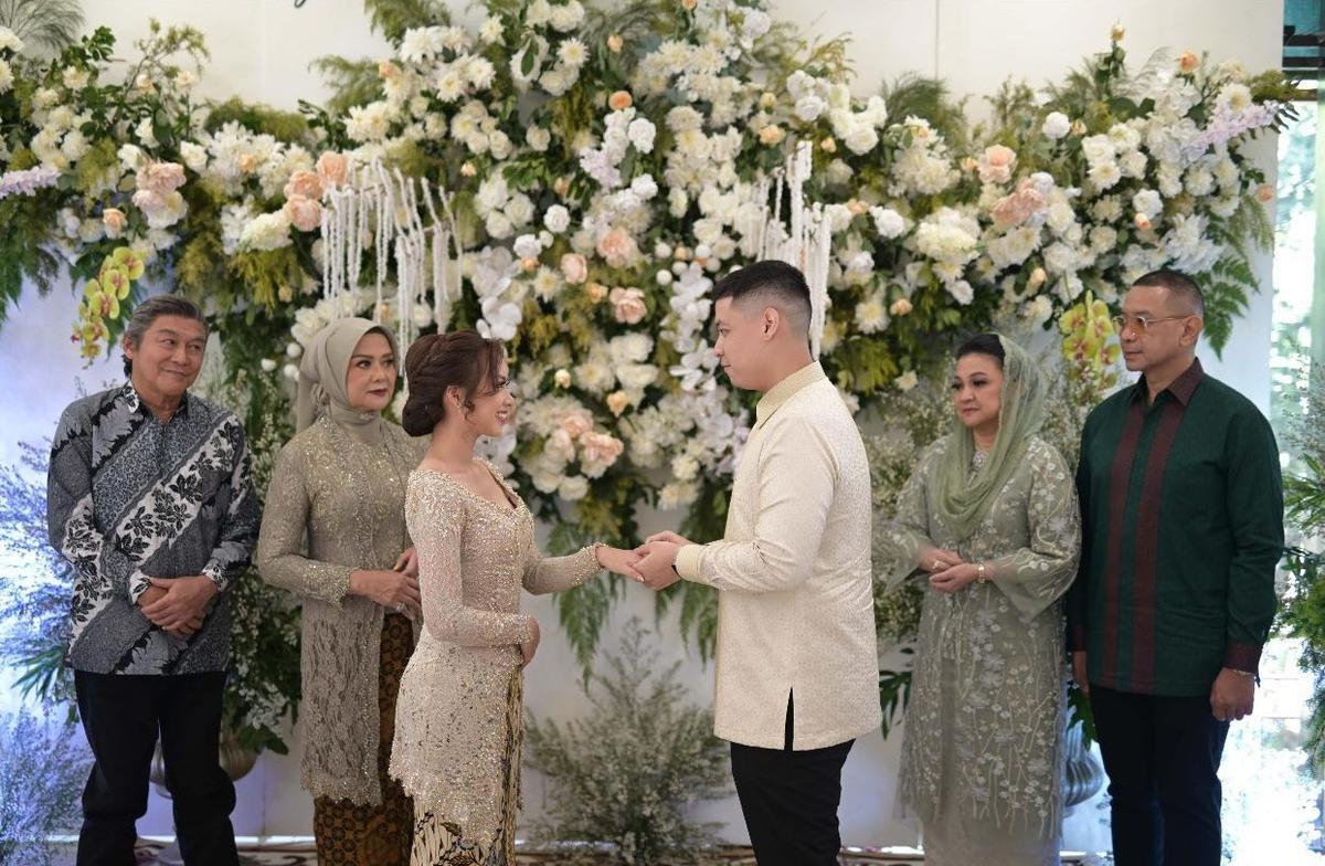 7 Potret Betharia Sonata dan Willy Dozan Tampil Akur - Kompak di Pertunangan Anak