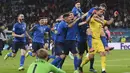 Para pemain Timnas Italia merayakan kemenangan atas Inggris pada laga final Euro 2020 di Stadion Wembley, London, Senin (12/07/2021). (Foto: AP/Laurence Griffiths)