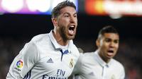 Teriakan Emosional Sergio Ramos saat menyamakan skor 1-1 ke gawang Barcelona pada laga El Clasico di Camp Nou Stadium, Barcelona, (03/12/2016).  (AFP/Pau Barrena)