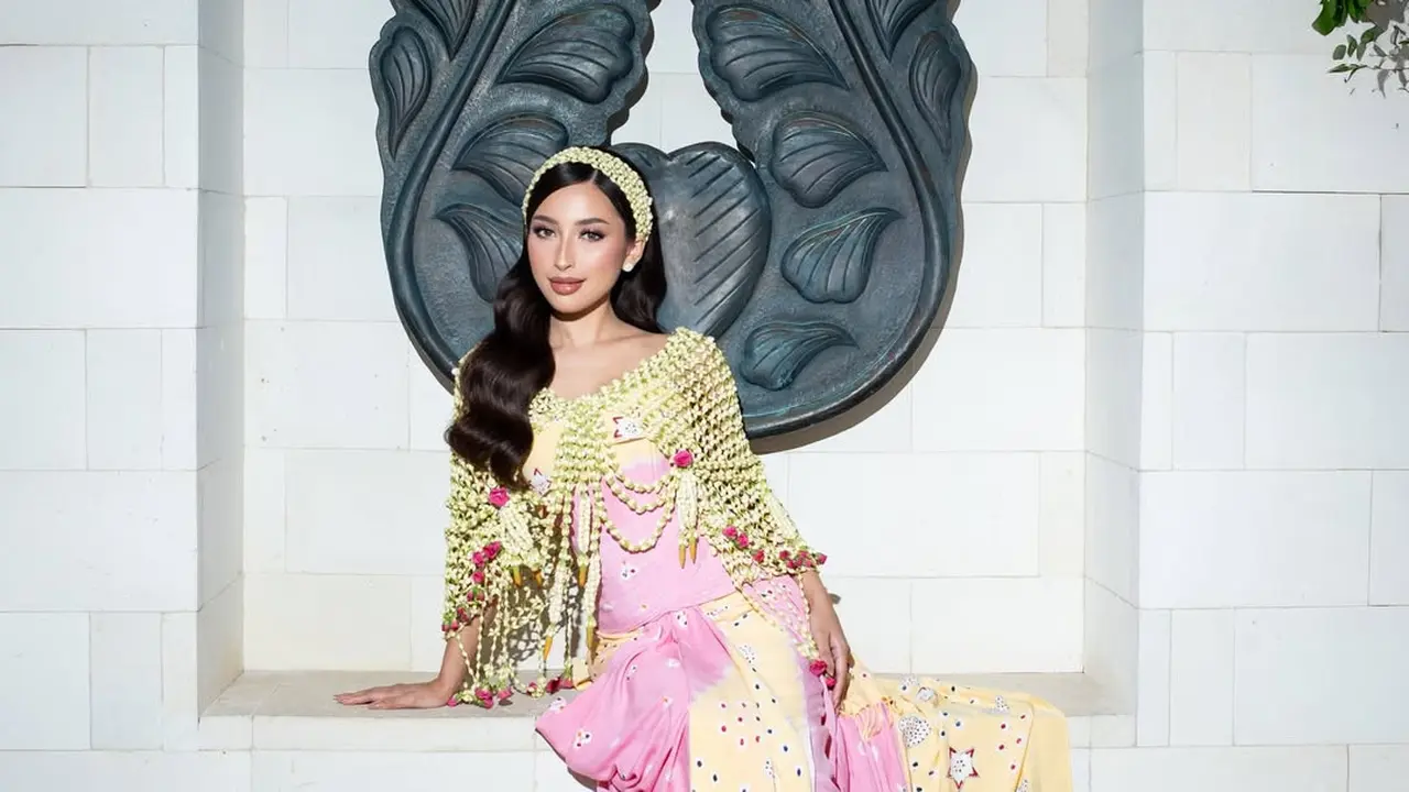 Desain Cape Melati Jennifer Coppen di Momen Siraman Curi Perhatian, Sentuhan Bunga Pink Jadi Detail Manis yang Modern