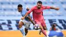 Striker Manchester City, Gabriel Jesus, berebut bola dengan bek Real Madrid, Dani Carvajal, pada laga leg kedua 16 besar Liga Champions di Etihad Stadium, Sabtu (8/8/2020) dini hari WIB. Manchester City menang 2-1 atas Real Madrid. (AFP/Peter Powell/pool)