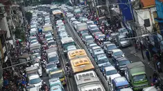 Sejumlah kendaraan terjebak macet akibat pembongkaran ruko di bantaran Kali Ciliwung, Jakarta, (28/8)(Liputan6.com/Faizal Fanani)