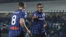 Striker Atalanta, Luis Muriel (kanan) melakukan selebrasi usai mencetak gol kedua timnya ke gawang Spezia dalam laga lanjutan Liga Italia 2020/2021 pekan ke-27 di Gewiss Stadium, Bergamo, Jumat (12/3/2021). Atalanta menang 3-1 atas Spezia. (LaPresse via AP/Stefano Nicoli)