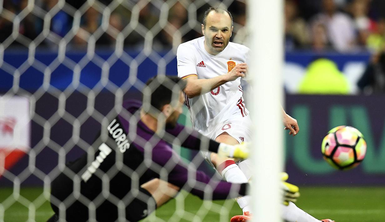 Gelandang Spanyol, Andres Iniesta, menendang bola ke gawang Prancis. Kemenangan ini membuat Spanyol masih belum merasakan kekalahan sejak ditangani Julen Lopetegui. (AFP/Franck Fife)