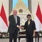 Menteri Luar Negeri RI Retno Marsudi menerima kedatangan Utusan Khusus Presiden Palestina Riyad Al Maliki di Gedung Pancasila, Senin (19/8/2024). (Liputan6/Benedikta Miranti)