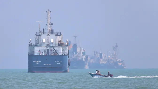 Kapal Kargo Iran Diserang di Selat Hormuz, 1 Orang Tewas