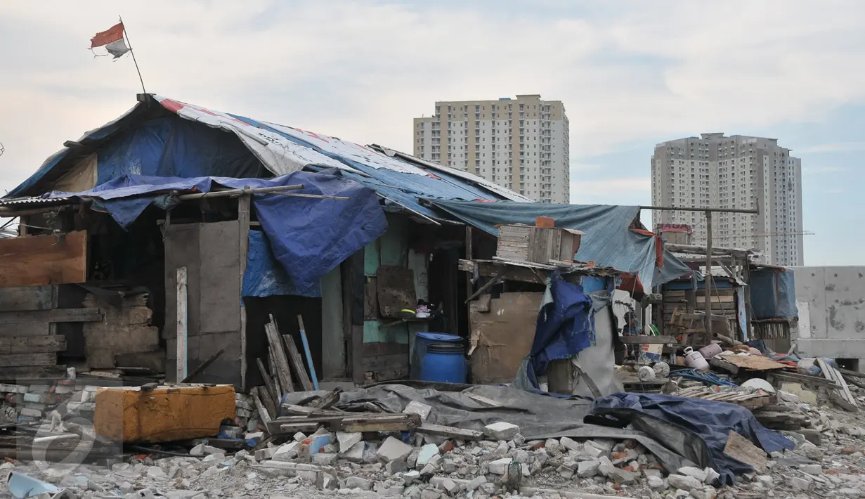 Rumah bedeng yang dibangun warga korban penggusuran di atas puing bangunan Kampung Akuarium, Jakarta, Kamis (16/3). Di sana, mereka membangun rumah bedeng sembari merancang konsep kampung susun sesuai kebutuhan mereka. (Liputan6.com/Yoppy Renato)