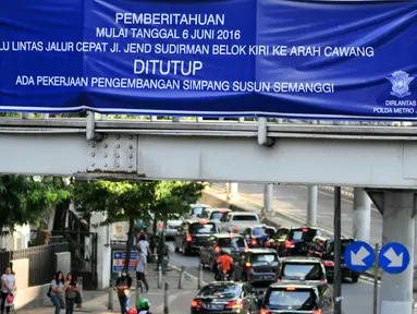 Jalur cepat dari arah Sudirman menuju Cawang ditutup terkait pengerjaan proyek pembangunan jembatan layang Simpang Susun Semanggi, Jakarta, Rabu (8/6/2016). (Liputan6.com/Yoppy Renato)