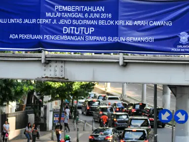 Jalur cepat dari arah Sudirman menuju Cawang ditutup terkait pengerjaan proyek pembangunan jembatan layang Simpang Susun Semanggi, Jakarta, Rabu (8/6/2016). (Liputan6.com/Yoppy Renato)