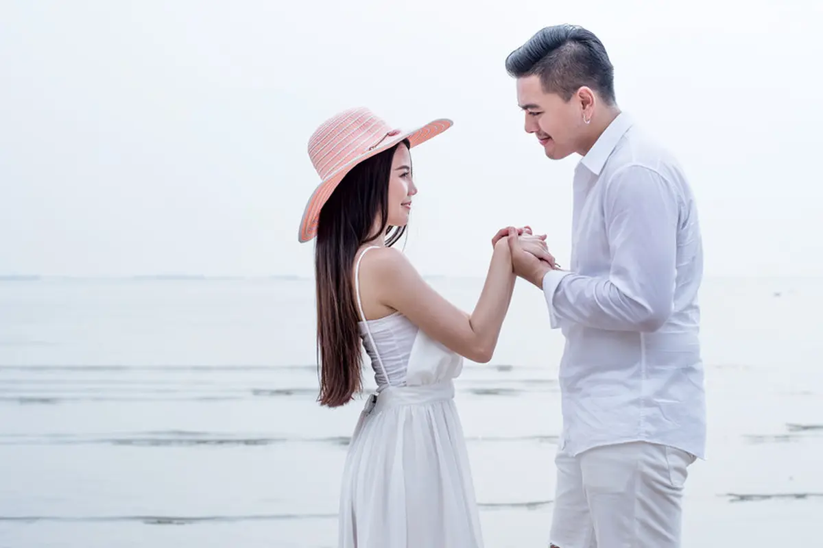 pasangan cinta melamar bahagia