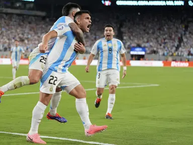 Penyerang Argentina Lautaro Martinez merayakan gol pembuka timnya yang dicetak ke gawang Chile pada matchday kedua Copa America 2024 di Stadion MetLife, New Jersey, Rabu (26/7/2024) pagi WIB. (AP Photo/Julia Nikhinson)