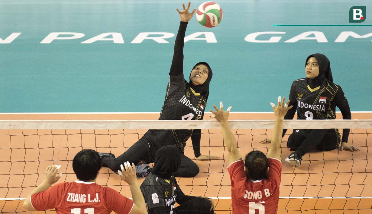 Laga semifinal bola voli duduk putri antara Indonesia melawan China pada  Asian Para Games 2018, di Tennis Indoor Gelora Bung Karno Jakarta, Rabu (10/10/2018).  (Bola.com/Peksi Cahyo)
