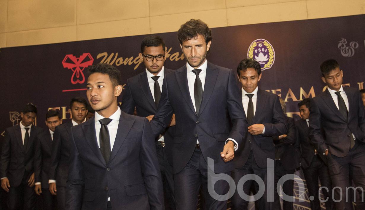 Pelatih Timnas Indonesia U-22, Luis Milla, bersama para pemainnya turun dari panggung usai diperkenalkan. Kini Garuda Muda sudah sejajar dengan pemain elite Eropa yang biasa menggunakan jas. (Bola.com/Vitalis Yogi Trisna)