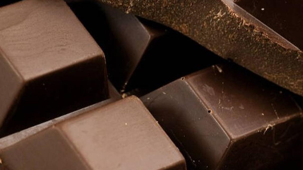 <b>4. Cokelat Hitam</b>