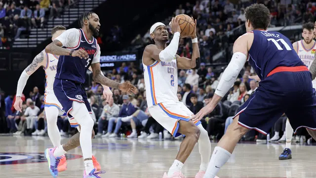 Pemain Thunder Shai Gilgeous Alexander beraksi pada lanjutan NBA