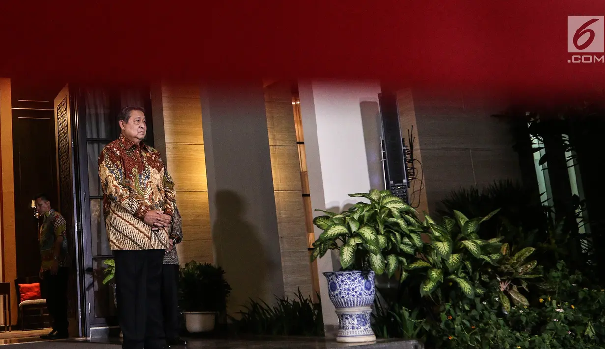 Ketum Partai Demokrat Susilo Bambang Yudhoyono (SBY) bersiap menerima kedatangan Ketum Partai Amanat Nasional (PAN) Zulkifli Hassan di kediamannya di kawasan Mega Kuningan, Jakarta, Rabu (25/7). (Liputan6.com/Johan Tallo)