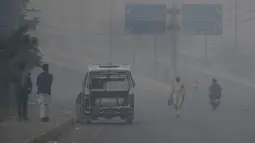 Sejumlah penglaju terlihat diselimuti kabut asap di Lahore, Pakistan timur, pada 10 November 2020. Kabut asap tebal menyelimuti banyak wilayah di Lahore pada Selasa (10/11). (Xinhua/Sajjad)