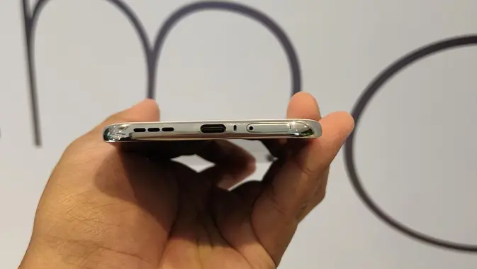 <p>Tecno Spark 40 Pro tampilan body bawah. Oleh Matahari Kartika Purusakara/Liputan6.com</p>