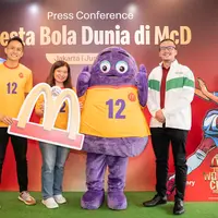 Joe Raimundus, Co-Founder Aplikasi AYO, Caroline Kurniadjaja, Associate Director of Marketing
McDonald’s Indonesia, dan Roy Nugroho, Director of ID Commercial Grab Indonesia, dalam peluncuran
kampanye “FIFA World Cup Goes to McDonald’s” di Jakarta. (Foto/dok: McDonald’s Indonesia)