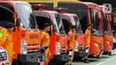 Anggota tim Indonesia Search and Rescue (Inasar) berdiri di samping kendaraan saat mengikuti upacara pelepasan perbantuan internasional ke Turki yang dilanda gempa bumi di Lapangan Basarnas, Kantor Pusat Basarnas, Jakarta Pusat, Jumat (10/2/2023). Tim Inasar yang diberangkatkan berjumlah 47 orang, terdiri dari 42 anggota Basarnas, empat anggota K9 Polri, dan satu anggota medis dari RSCM. (Liputan6.com/Herman Zakharia)